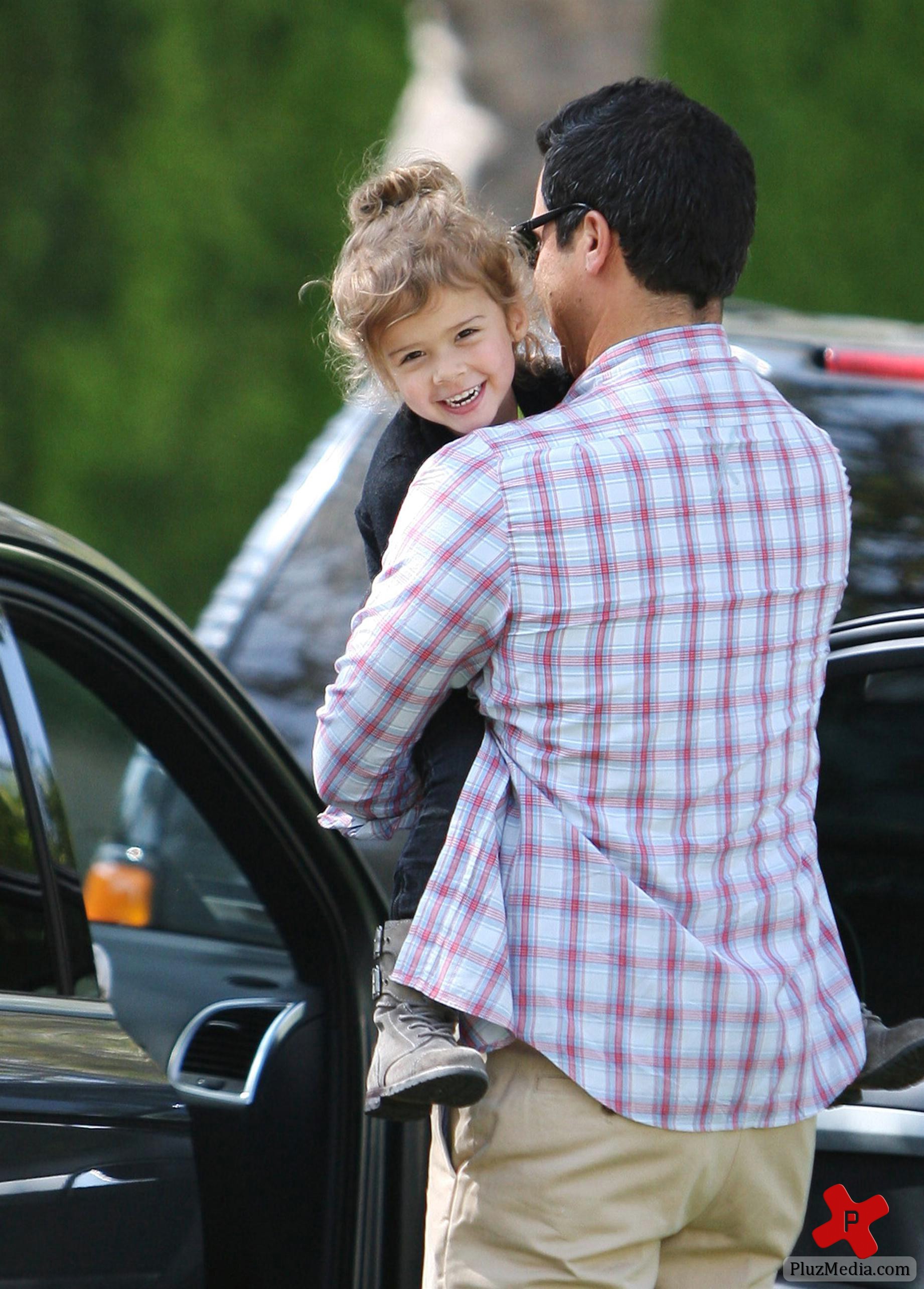 Jessica Alba, Cash Warren and daughter head out for a family meal photos | Picture 79859